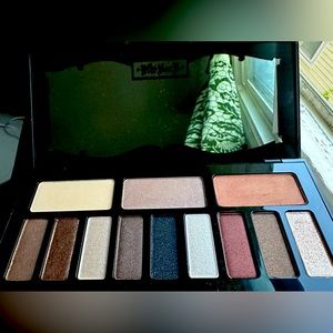 Kat von d shade + light eye shadow palette